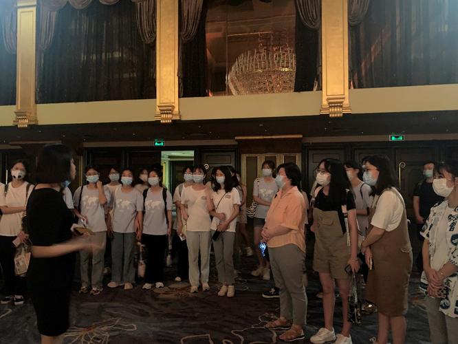 商学院旅游管理专业老师带领学生到花园酒店考察参观